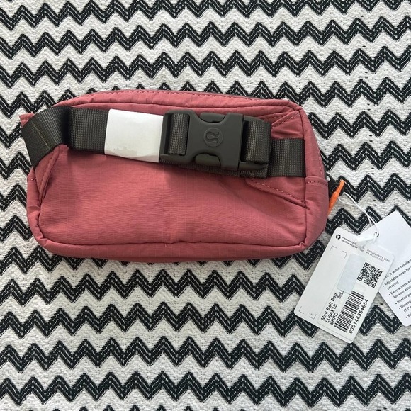 BUNDLE NWT Mini Belt Bag & Never Lost Keychain - Picture 11 of 16